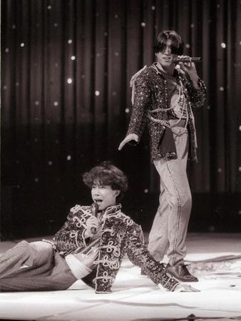 「トライアングルブルー」で共演させていただいた頃の、とんねるずの石橋貴明さん（右）と木梨憲武さん。ちょうど30年前の写真です＝１９８６年３月、大阪厚生年金会館
