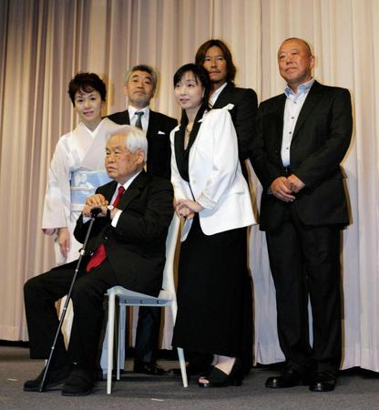 舞台挨拶で今は亡き恩師・新藤兼人監督（前列左）に寄り添った川上麻衣子（同右）。大人の女優としての飛躍を誓う