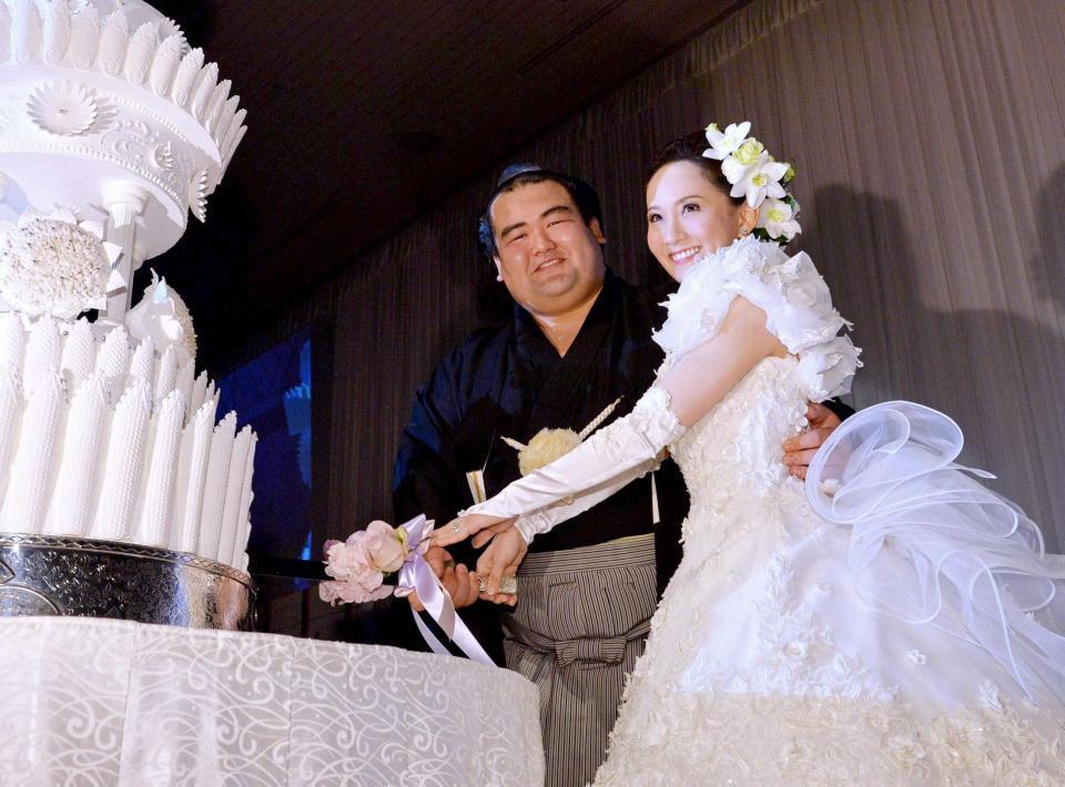 　ウェディングケーキにナイフを入れる琴奨菊と祐未さん