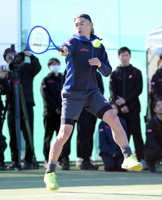 　錦織圭のサーブを返すイチロー氏（撮影・伊藤笙子）