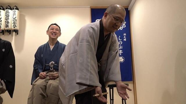 　炎上騒動を説明する春風亭一之輔（右）と見守る三遊亭円楽