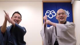 　会見に出席した三遊亭円楽（左）と春風亭一之輔