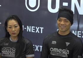 　会見で心境を語るドネア（右）と妻のレイチェルさん