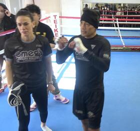 　グローブの内側が破けたと申し出るドネア（右）