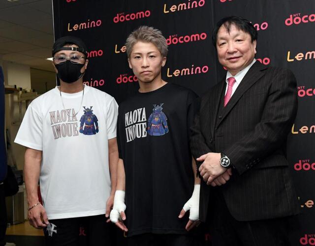 　公開練習と記者会見を行った井上尚弥（中央）。右は大橋秀行会長、左は井上真吾トレーナー（撮影・佐藤厚）