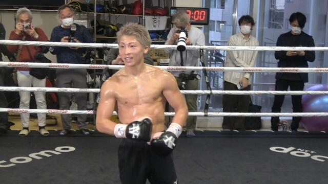 　肉体美を披露する井上尚弥