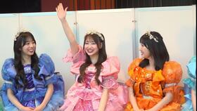 挙手をしてから質問に答える桜庭遥花