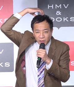 昨年の出来事を振り返るナイツ・塙