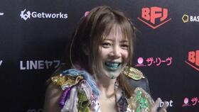 毒霧を噴射した口のままコメントする岩谷麻優