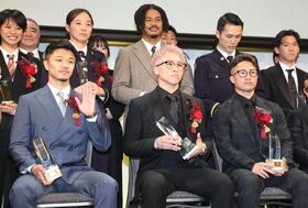 技能賞の中谷潤人（前列左）、最優秀選手賞の井上尚弥（前列中央）、技能賞の井上拓真（撮影・佐々木彰尚）