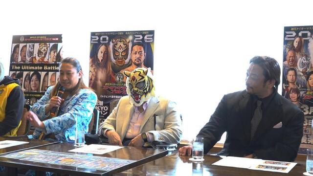 試合への思いを語る（左から）黒潮TOKYOジャパンと、初代タイガーマスクの佐山サトル、挑戦者の関本大介