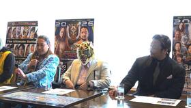 試合への思いを語る（左から）黒潮TOKYOジャパンと、初代タイガーマスクの佐山サトル、挑戦者の関本大介