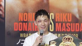 会見で笑顔を見せつつ、今後について語る松本流星