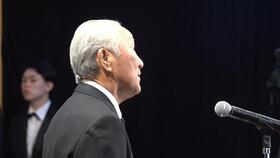 尾崎将司さんへの弔辞を捧げる青木功