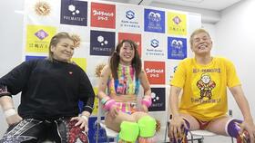 にこやかに試合を振り返る（左から）堀田祐美子、フワちゃん、神取忍