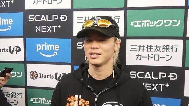 会見後に取材に応じる那須川天心