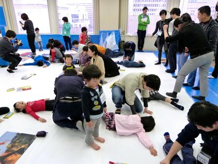 広いキャンバスでお絵描き！子供と一緒に「分身の術」を楽しむ大人たち＝東京・東銀座の松竹本社