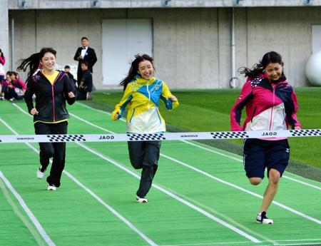 ぜんそくから仕事復帰し、５０メートル走に出場した梅田彩佳（中央）＝神戸市内