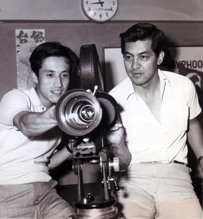 　映画「台風」で監督を務める（左は主演の山本学）＝１９６４年７月１２日