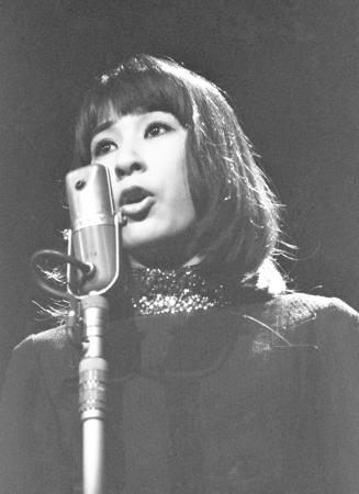 　１９７０年１０月、リサイタルで熱唱する藤圭子さん