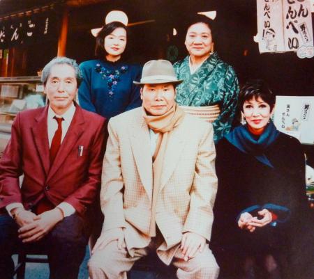 　映画「男はつらいよ」の渥美清さん（前列中央）らと記念写真に納まる石川光子さん（後列右）（遺族提供）