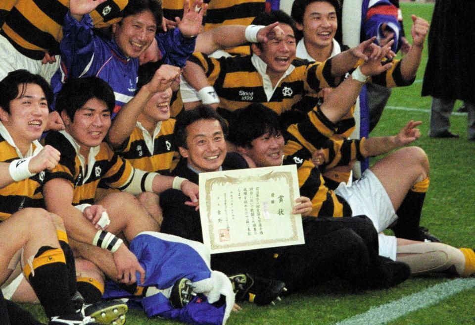 　２０００年、慶応大学を大学日本一に導き選手たちと喜びを分かち合う上田昭夫さん