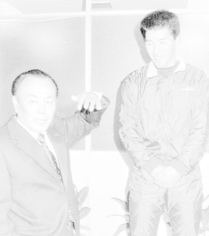 　１９８５年１１月１４日　ＰＬ学園・清原（右）にあいさつへ訪れた巨人・伊藤菊雄スカウト