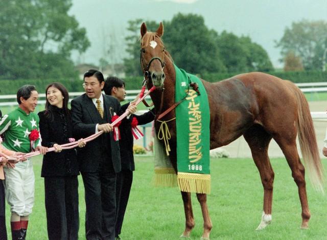 １９９８年マイルＣＳ優勝のタイキシャトルと岡部幸雄騎手（左端）と赤澤芳樹氏（左から３人目）