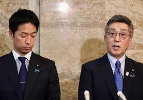 日本維新の会の藤田文武幹事長（左）とともに、国会内で記者団の質問に答えた中条きよし参院議員