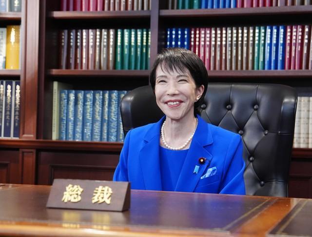 総裁の椅子に座り、笑顔を見せる自民党新総裁の高市早苗氏＝2025年10月4日（代表撮影）