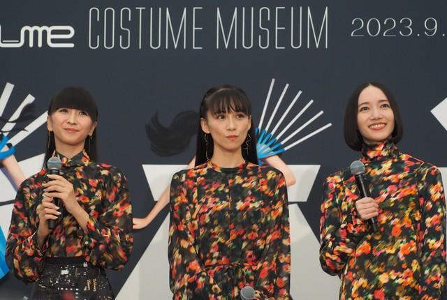 特別展「Perfume COSTUME MUSEUM」の内覧会に出席したPerfumeの（左から）かしゆか、あ～ちゃん、のっち