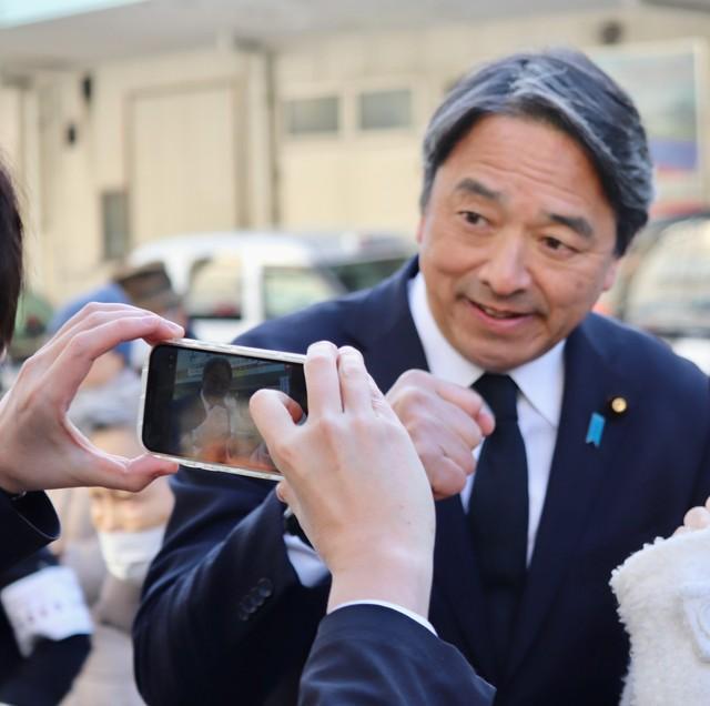 記念撮影に応じる国民民主党の榛葉賀津也幹事長＝神戸市内