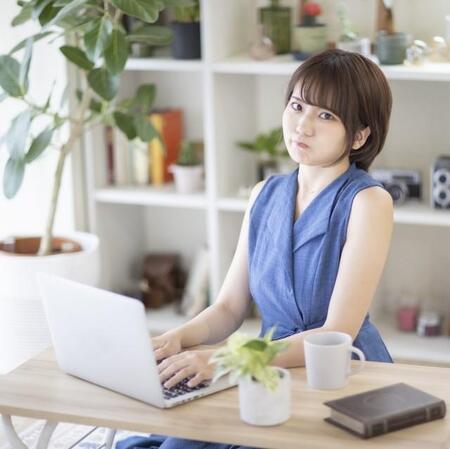 私の写真が勝手に水着にされている！　※画像はイメージです（ACworks/photoAC）