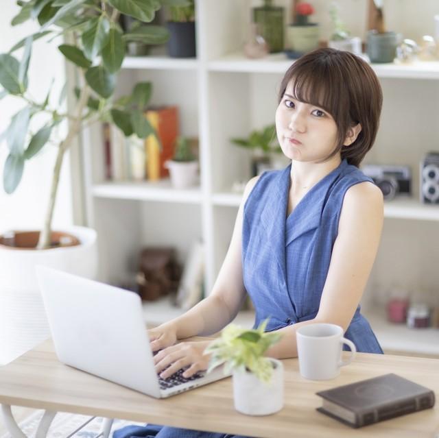 私の写真が勝手に水着にされている！　※画像はイメージです（ACworks/photoAC）