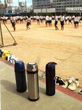 学校生活には欠かせない水筒。だが、首や肩から提げた状態で転倒して重傷を負うケースもある（※写真はイメージです）