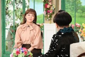 「徹子の部屋」　（右から）黒柳徹子、岩崎宏美＝テレビ朝日提供