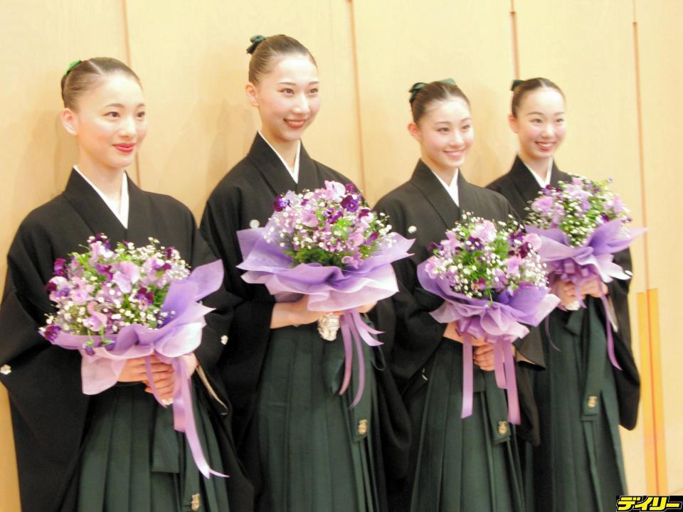 卒業生代表の（右から）芹沢佳夏さん、米沢知夏さん、龍田実可子さん、山本彩加さん＝兵庫県宝塚市
