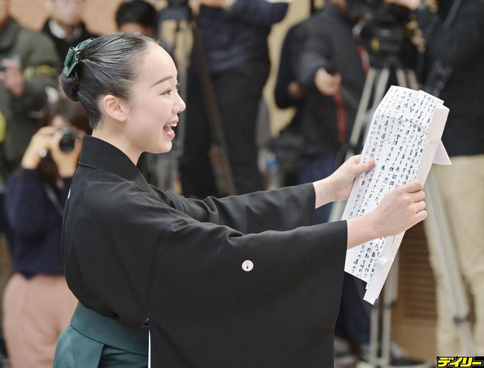 　宝塚音楽学校の卒業式で、答辞を読む卒業生代表の芹沢佳夏さん＝２日午前、兵庫県宝塚市