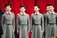 宝塚音楽学校「１０４期生文化祭」でコーラスを披露する１０５期生の松岡恵さん（左から３番目）＝宝塚バウホール
