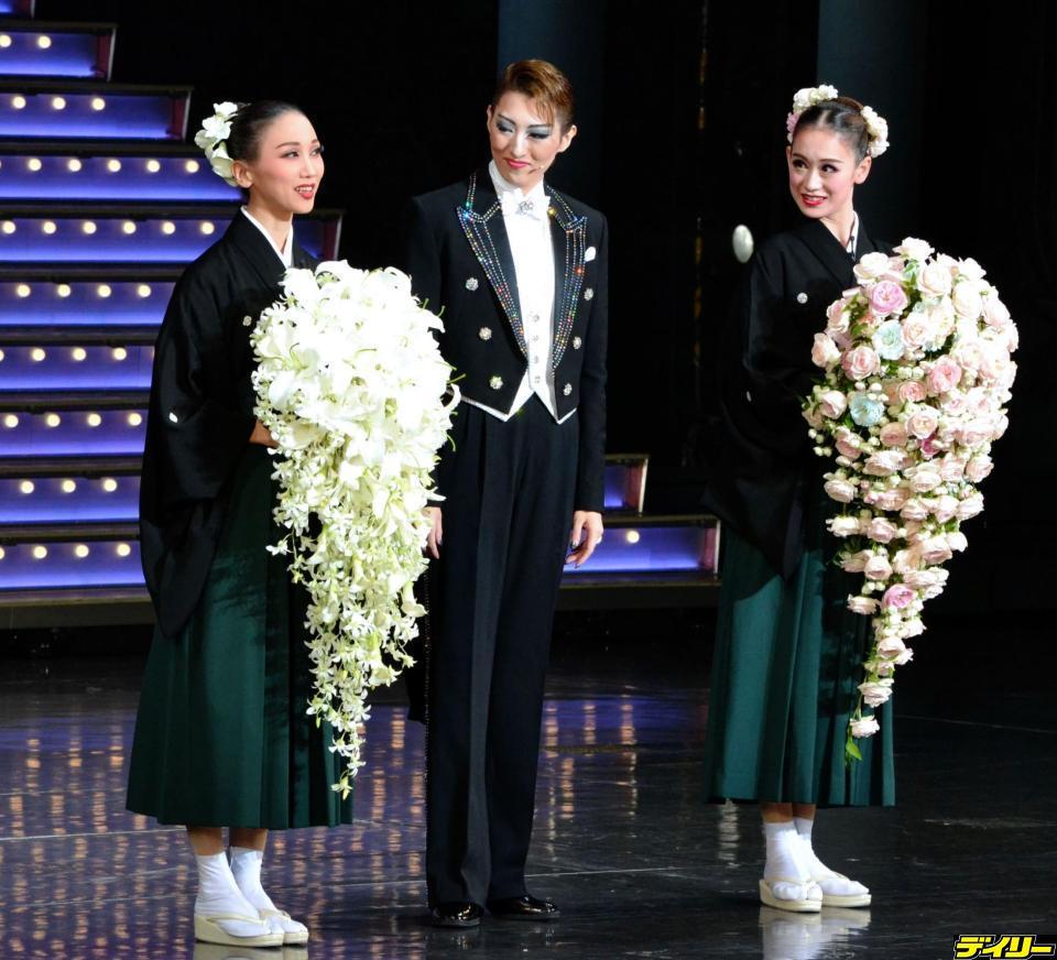 本拠地に別れを告げた月組トップ娘役・愛希れいか（右）と組長・憧花ゆりの（左）。中央はトップスター珠城りょう＝宝塚大劇場
