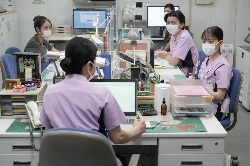 栄養科長の塚本（濱田マリ・手前）は結（橋本環奈・右）に転職のアドバイスを