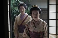 ウメ（野内まる・左）に勇気づけられ、トキ（高石あかり）はヘブンの女中に