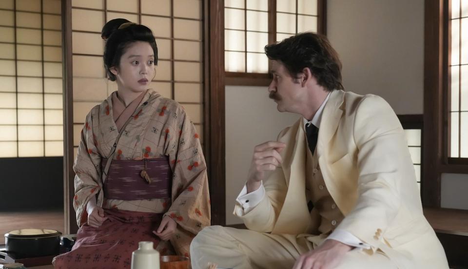 ヘブン（トミー・バストウ）の世話をするトキ（高石あかり）