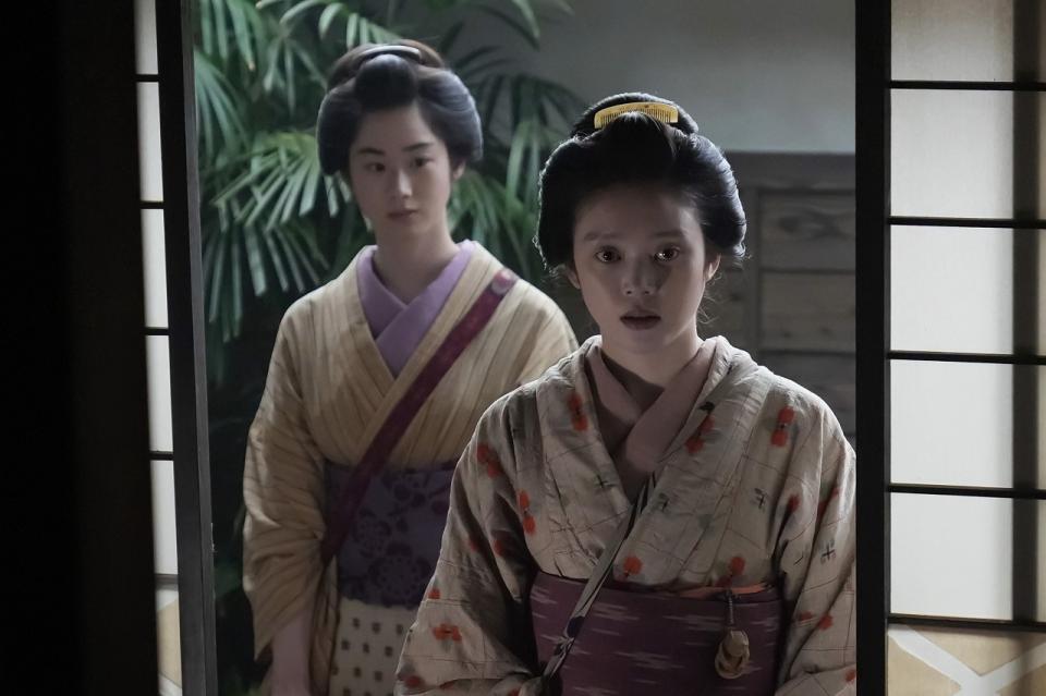 ウメ（野内まる・左）に勇気づけられ、トキ（高石あかり）はヘブンの女中に