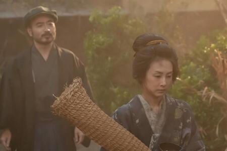 記者の梶谷（岩崎う大）は物乞いとなったタエ（北川景子）を取材しようと…