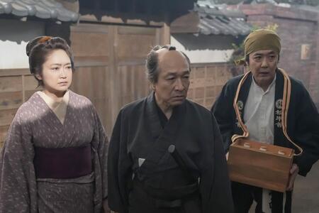 トキへの疑いが募る松野家の面々。左から、母・フミ（池脇千鶴）、祖父・勘右衛門（小日向文世）、父・司之介（岡部たかし）