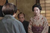 松野家を訪れた三之丞と向き合うトキ。左から、三之丞（板垣李光人）、トキの祖父・勘右衛門（小日向文世）、トキ（高石あかり）