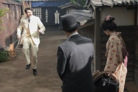 ヘブン（トミー・バストウ）のスキップを見つめる錦織（吉沢亮）とトキ（高石あかり）