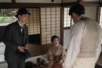 ヘブンはトキにクビを宣告。左から、錦織（吉沢亮）、トキ（高石あかり）、ヘブン（トミー・バストウ）