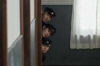 何やらこっそりのぞきこむ、錦織の弟・丈（杉田雷麟・中央）たち